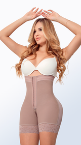 Detalle de broches frontales planos y bandas siliconadas en faja 70012 Licsy Fit